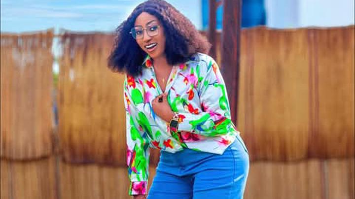 Tv3’s Anita Akuffo Inspires Us With Simple Floral Top With Jeans