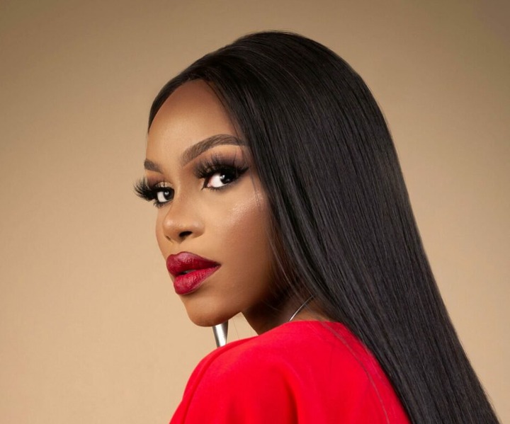 How to wear red lipstick the right way
