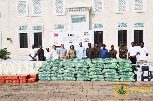 Interior minister receives food support and supplies for prisoners