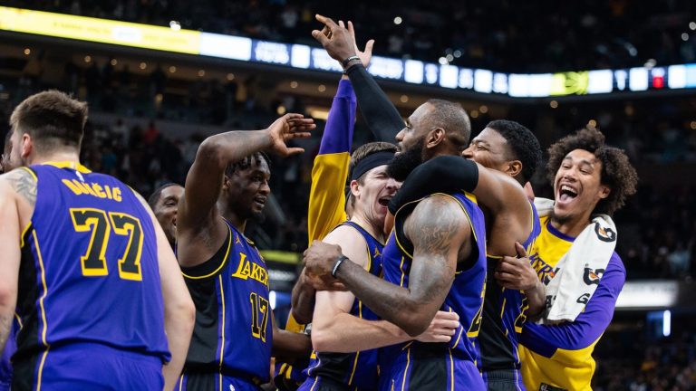 James scores late as Lakers end losing streak