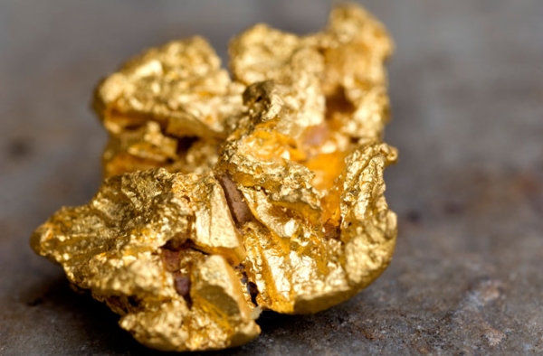 Gold prices surge past $3,100 amid economic and geopolitical concerns