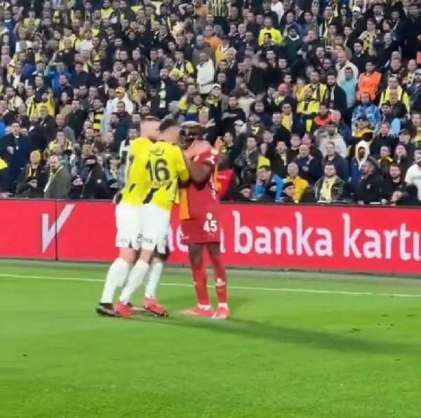 Watch how Victor Osimhen confronted Fenerbahçe players after aggressive tackle