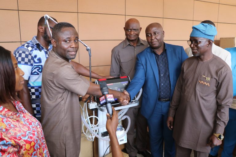 Health Ministry presents critical equipment to TTH