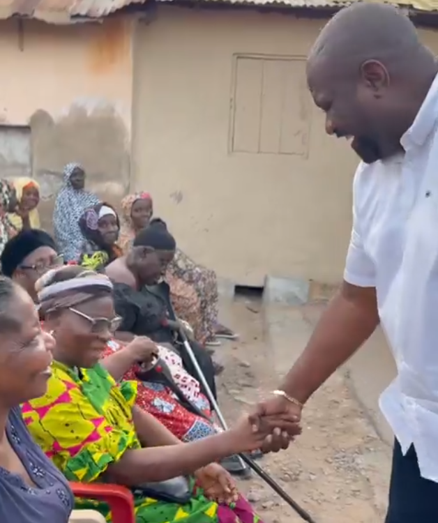Dumelo donates part of his first salary to widows
