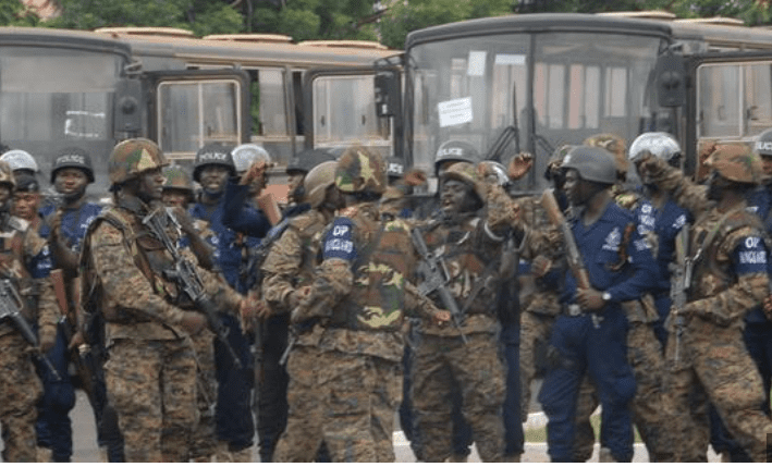 Military officers retrieve weapons from suspect in Binduri