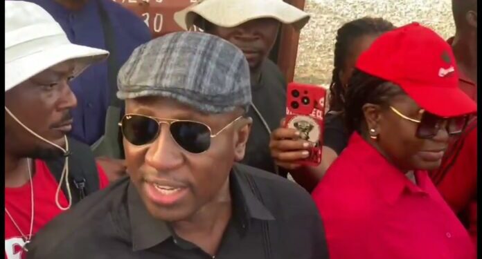 Video – Afenyo Markin punches police officer, calls him ‘gyimifoɔ’
