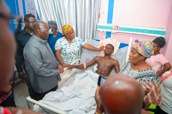 Dr Bawumia visits injured KNUST student in the hospital at Kumasi