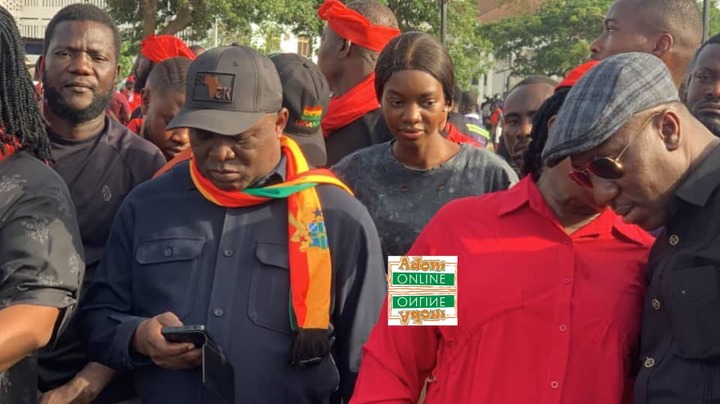 Scores gather at Supreme Court for #SaveTheJudiciaryDemo [Photos+Video]