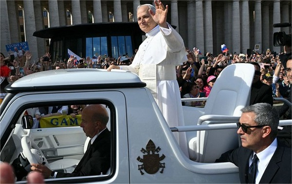 Pope Leo XIV greets faithful ahead of inauguration Mass at St Peter’s Square