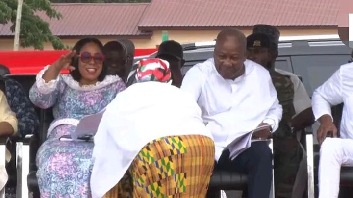 “I Gave Her GH¢500 Not Dollars”–Prez. Mahama Clarifies