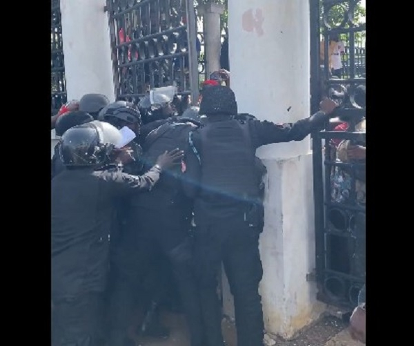 Watch protestors attempt to ‘force open’ gate at Supreme Court amid heavy police presence