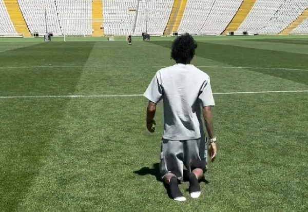 Raphinha walks on his knees across Montjuïc after trophy-laden season with Barcelona