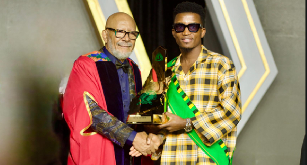 Otumfuo honours Kofi Kinaata with ‘Youth in Entertainment Award’ at Millennium Excellence Awards