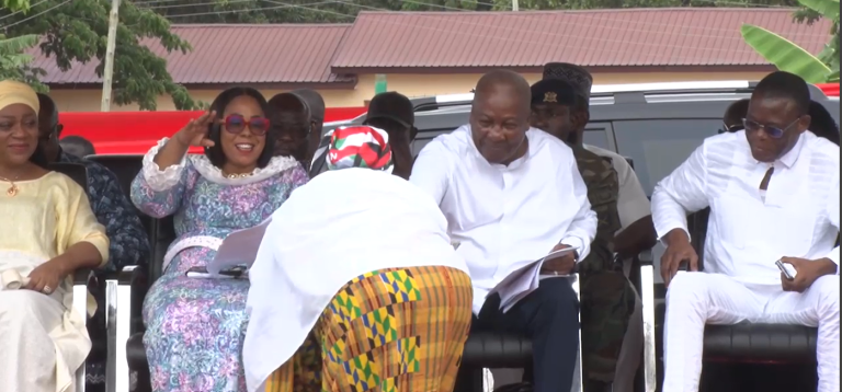Mahama gives dancer money; clarifies it’s GHS500, not dollars