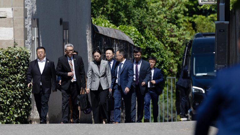 US and China hold second day of trade talks in Geneva