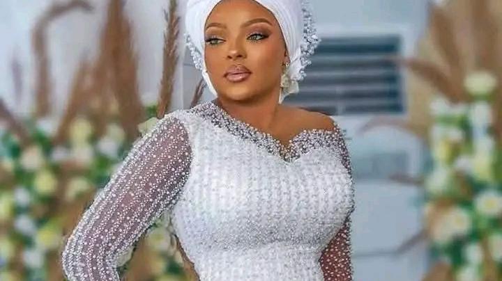 Elegant White Lace Outfit Styles for Classy Occasions