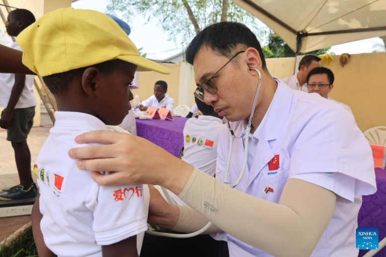 Chinese medical team provides free examination to children in Ghana-Xinhua