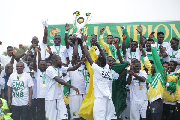 Bibiani GoldStars receive Ghana Premier League trophy after goalless draw with Medeama in coronation match