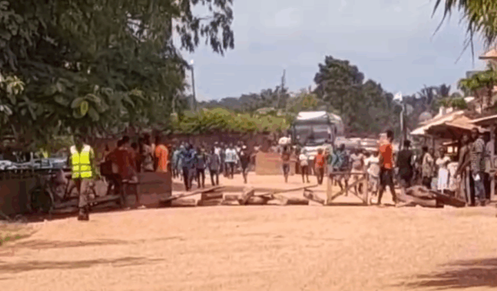 Irate youth block Samreboi roads over arrest of illegal miners