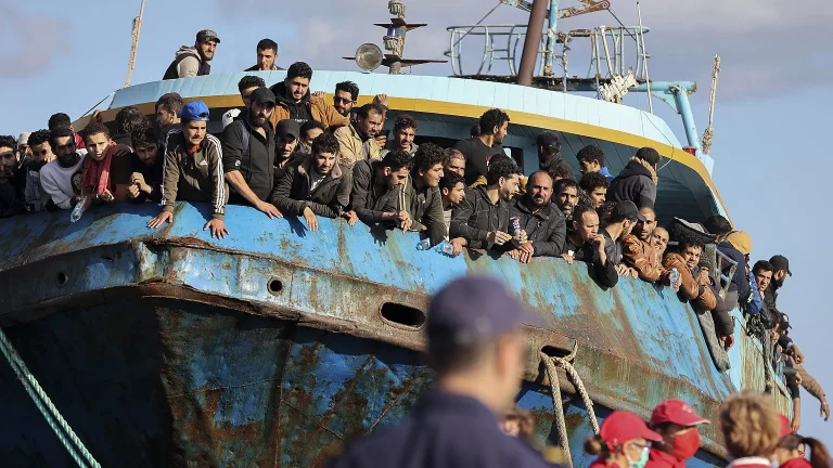 Hundreds rescued from migrant boats south of Crete