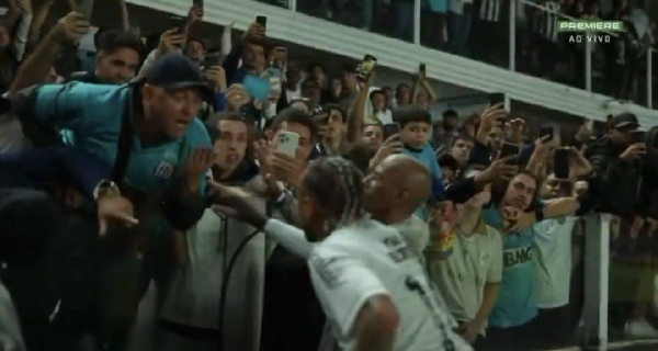 Watch how Neymar angrily confronted a fan after Santos’ defeat to Internacional