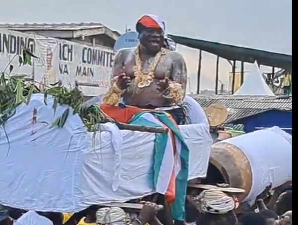 Watch as Elmina Chief causes stir after riding in palanquin draped in NDC colours at Bakatue Festival