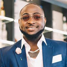 Moment Davido curved a flirty female fan (Video)