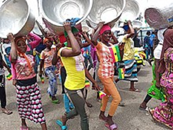 Kayayo rescued by kind stranger after spilling kenkey seller’s soup