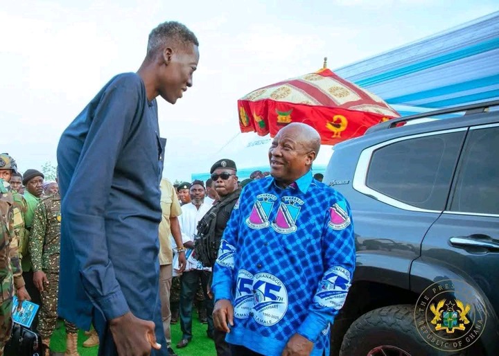 Viral Photo of President Mahama and Ghana’s Tallest Man Sparks Massive Reactions Online