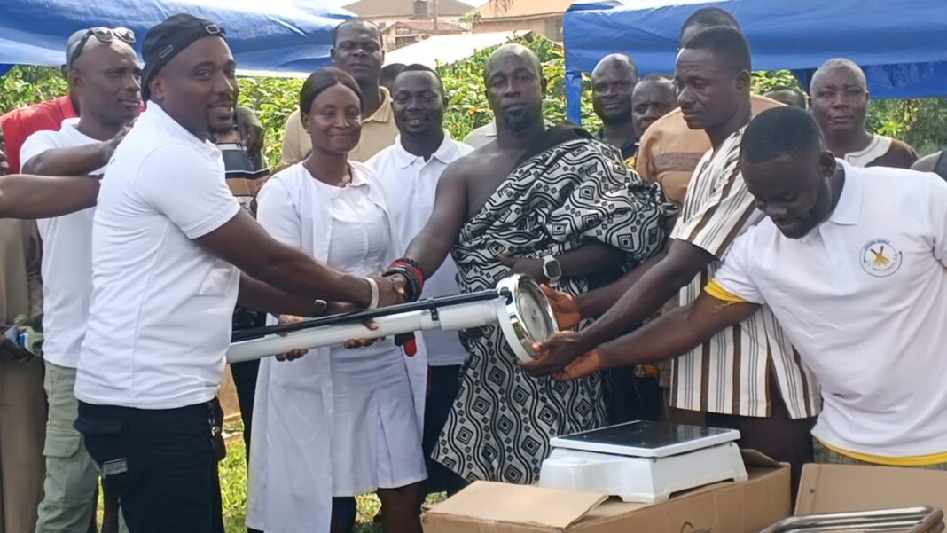 Ahomu Maanle Diasporan Association donates medical equipment to Asasetre Health Centre