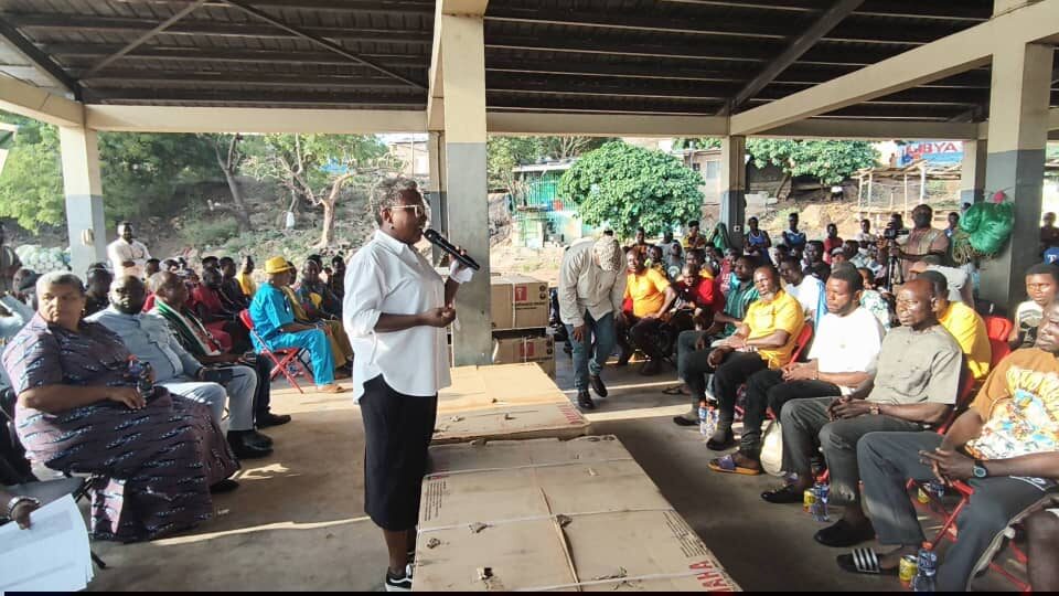 Government donates seven outboard motors to robbery attack victims in Senya Beraku